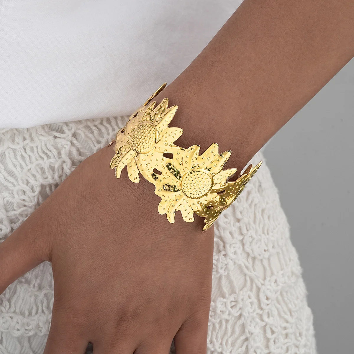 Fashion Gold Color Metal Flower Cuff Bracelet for Women Vintage Elegant Waterproof Bangles Female Wedding Party Accessories 2025