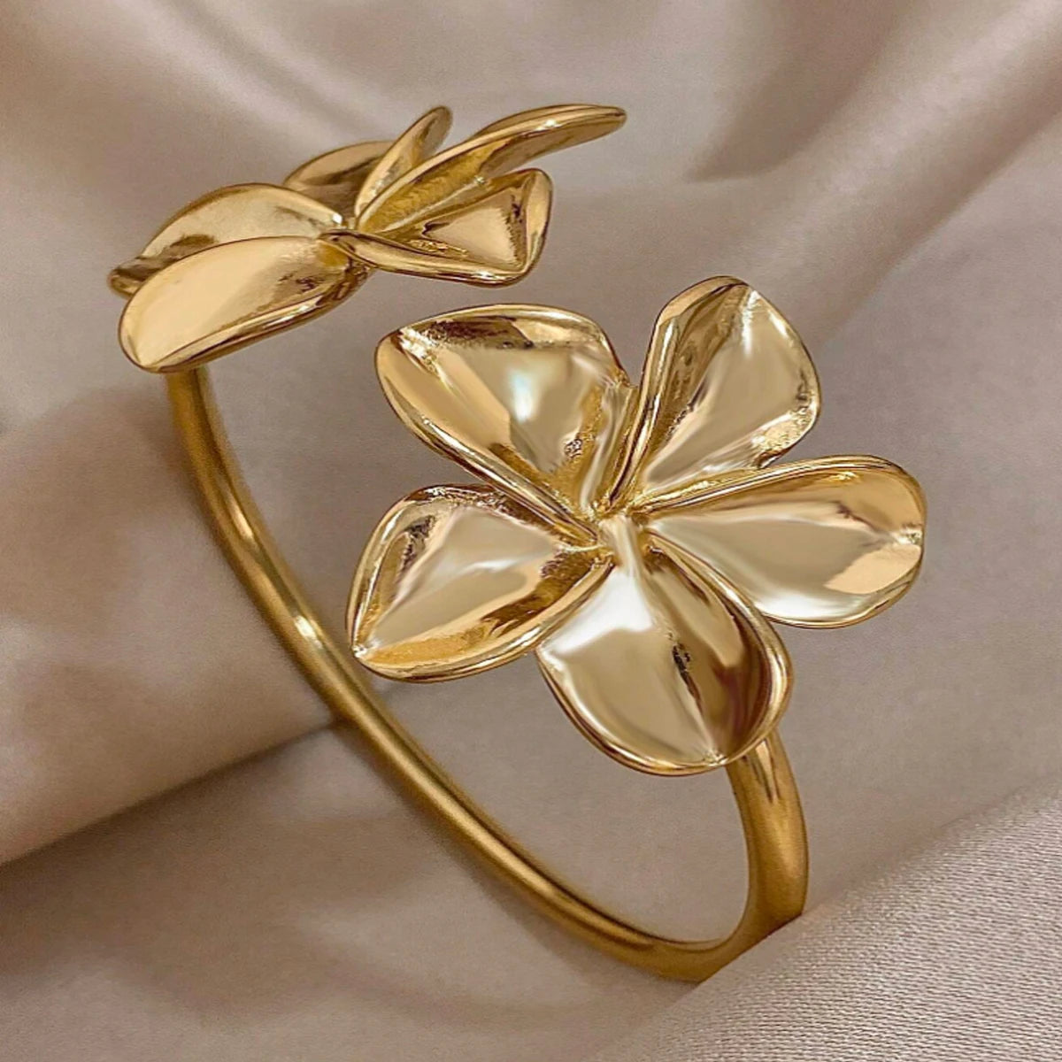 Fashion Gold Color Metal Flower Cuff Bracelet for Women Vintage Elegant Waterproof Bangles Female Wedding Party Accessories 2025