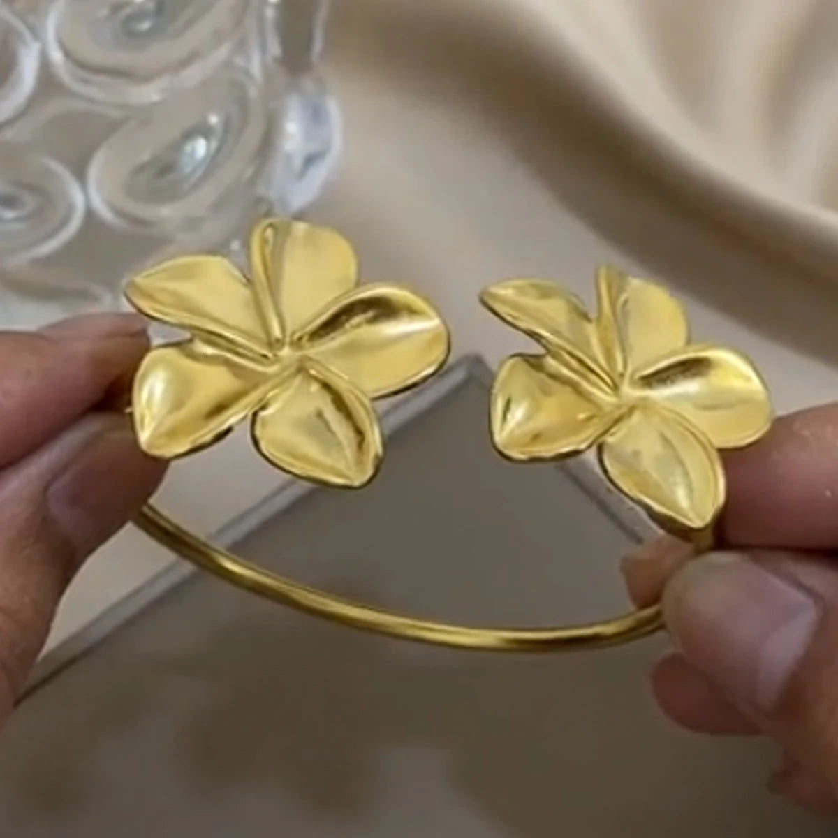 Fashion Gold Color Metal Flower Cuff Bracelet for Women Vintage Elegant Waterproof Bangles Female Wedding Party Accessories 2025