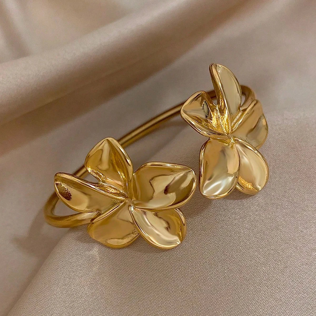 Fashion Gold Color Metal Flower Cuff Bracelet for Women Vintage Elegant Waterproof Bangles Female Wedding Party Accessories 2025