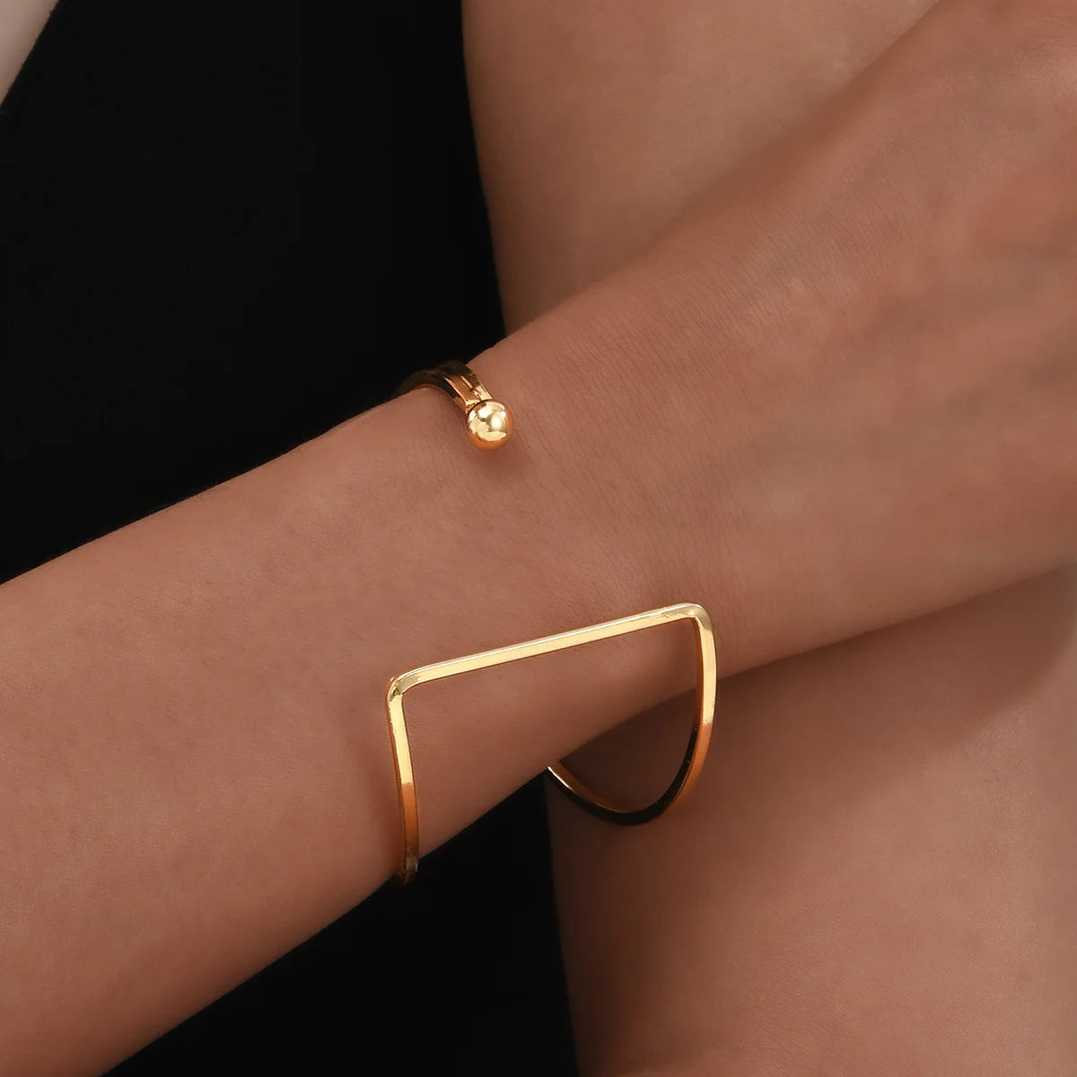 Fashion Gold Color Metal Flower Cuff Bracelet for Women Vintage Elegant Waterproof Bangles Female Wedding Party Accessories 2025